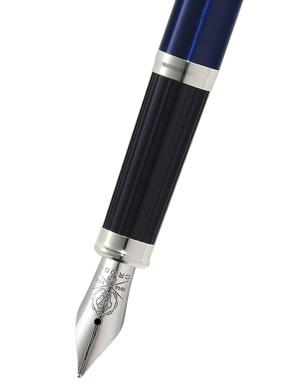 Stylo plume Cross Century® II en laque bleue translucide avec attributs chromés et pointe moyenne en acier inoxydable poli